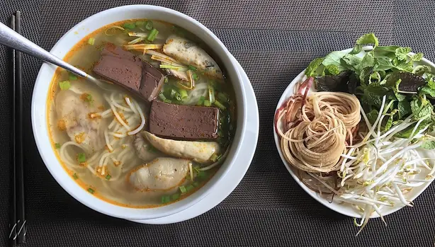 Foto von Vietnamesische Bun Bo Hue Suppe – fertig angerichtet