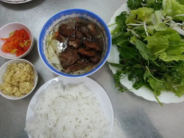 Foto von Bun Cha Hanoi Klassisch (2) – fertig angerichtet