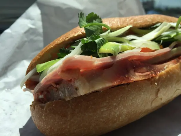 Foto von Vietnamesisches Bánh Mì Klassisch (2) – fertig angerichtet