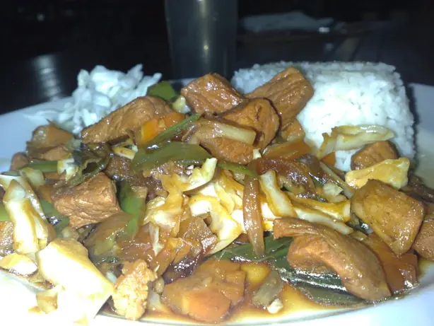 Foto von Indonesisches Babi Kecap mit Schweinebauch – fertig angerichtet