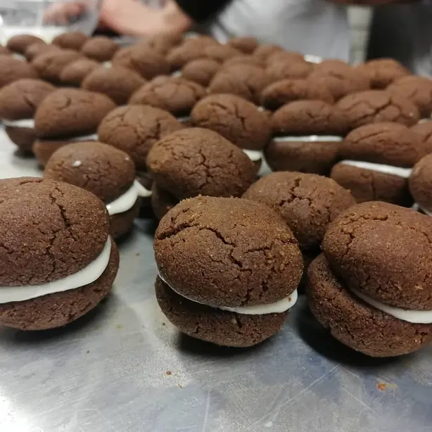 Foto von Piemontesische Baci di Dama mit Haselnüssen – fertig angerichtet