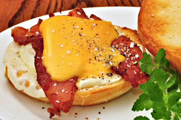 Foto von New Yorker Bacon-Ei-Käse-Sandwich – fertig angerichtet