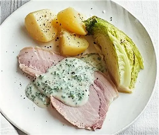 Foto von Irisches Bacon und Kohl mit Kartoffeln – fertig angerichtet