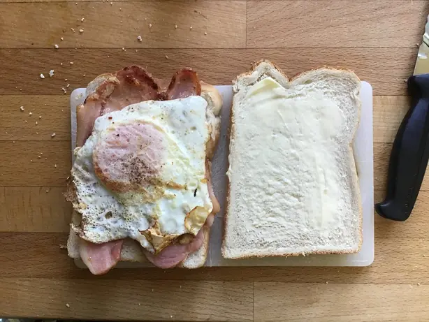 Bacon and egg sandwich mid-assembly, 5 June 2024 – Foto: BrayLockBoy (CC BY-SA 4.0)