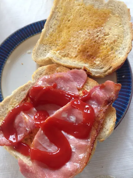 Foto von Britischer Bacon Sandwich klassisch – fertig angerichtet