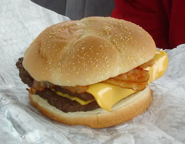 Foto von Wendy’s Baconator Burger – fertig angerichtet