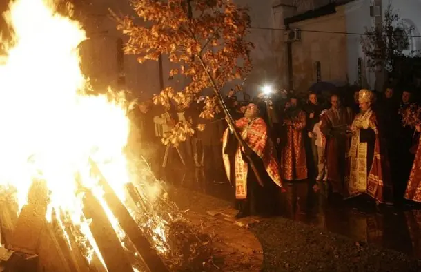 Foto von Serbisches Weihnachtsbrot Česnica – fertig angerichtet