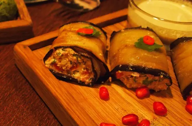 Foto von Georgische gefüllte Auberginen – fertig angerichtet