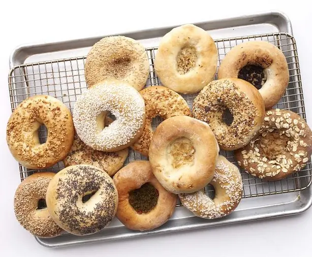 Foto von Polnische Bialy mit Zwiebeln und Mohn – fertig angerichtet