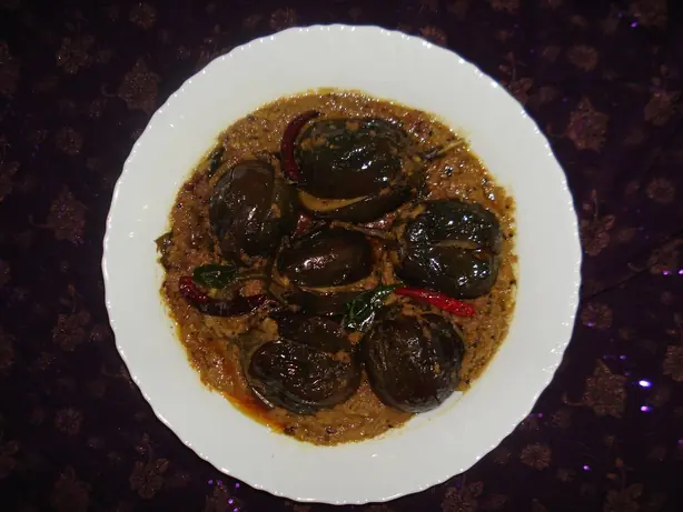 Foto von Hyderabadi Baghaar-e-Baingan – fertig angerichtet