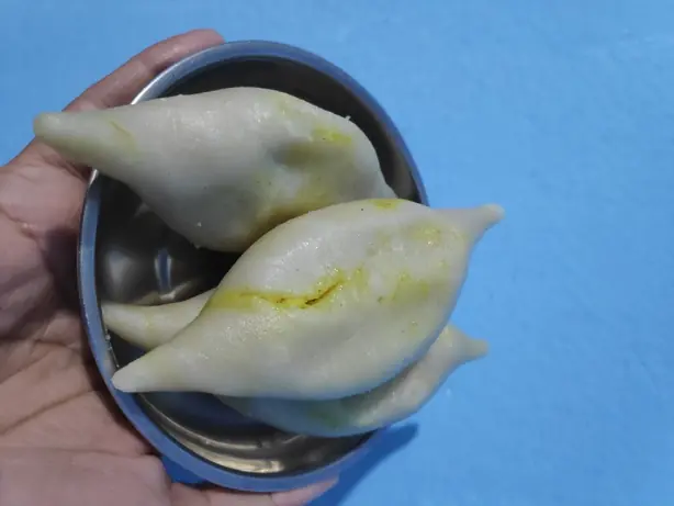 Foto von Maithilische Bagiya – süße Reis-Dumplings – fertig angerichtet