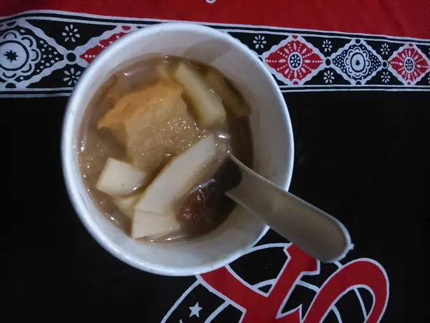 Foto von Sundanesischer Bajigur mit Kokosmilch – fertig angerichtet