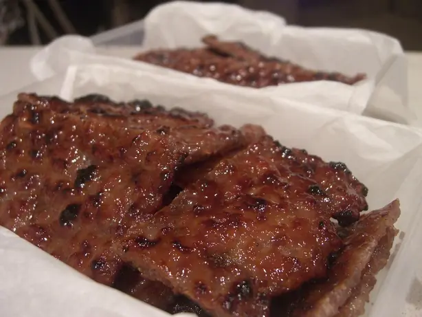 Foto von Chinesisches Bakkwa aus Schweinefleisch – fertig angerichtet