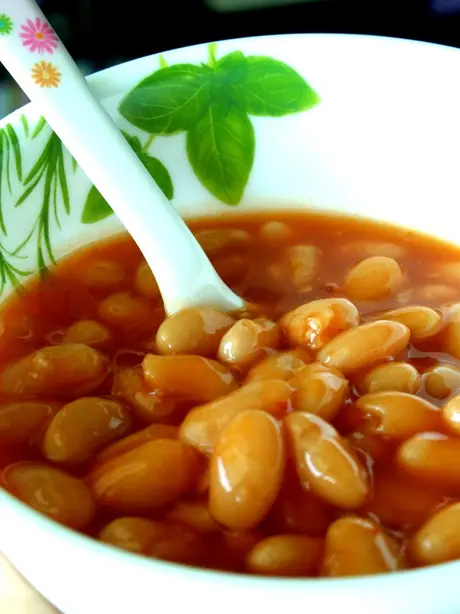 Foto von Britische Baked Beans mit Tomatensauce – fertig angerichtet