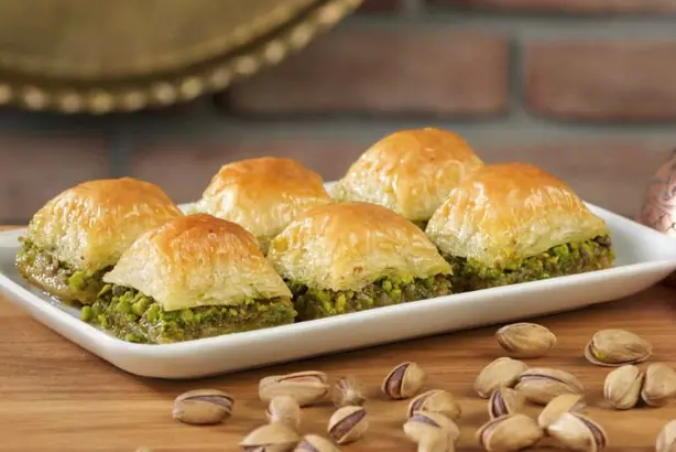 Foto von Griechische Baklava-Rollen Saragli – fertig angerichtet