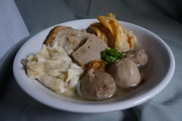 Foto von Indonesische Bakso Suppe klassisch – fertig angerichtet