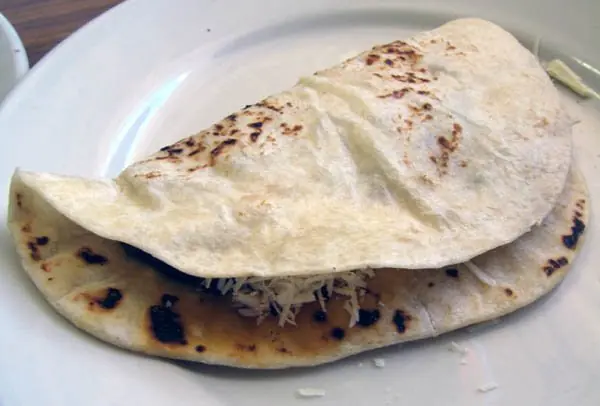 Foto von Honduranische Baleada sencilla – fertig angerichtet