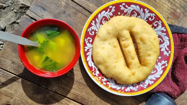 Foto von Tibetisches Balep Korkun Brot – fertig angerichtet