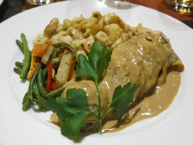 Foto von Französische Hühnerballotine mit Kräuterfüllung – fertig angerichtet