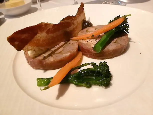 Foto von Klassische Hühner-Ballottine – fertig angerichtet