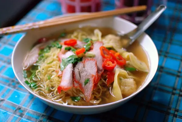 Foto von Thailändisches Bami Mu Daeng – fertig angerichtet