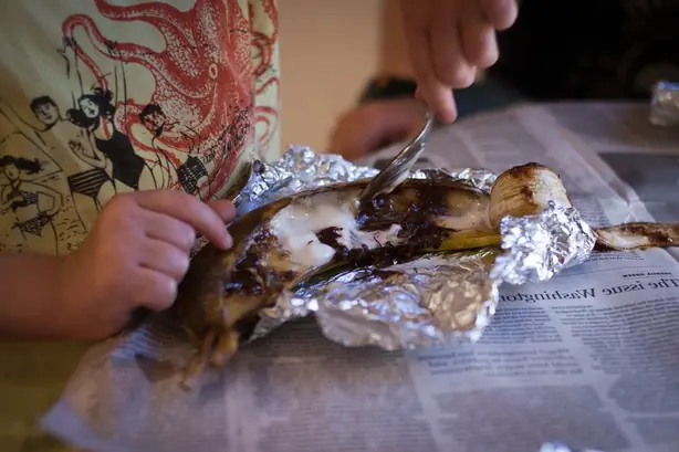 Foto von Campfire-Bananenboote mit Schokolade – fertig angerichtet