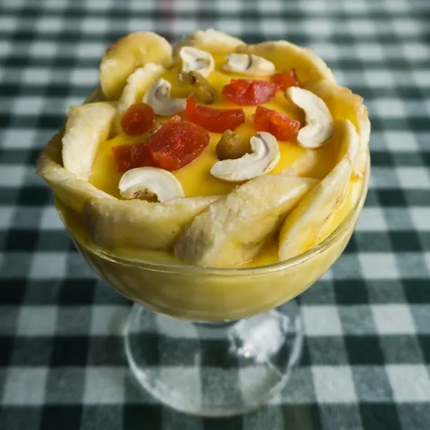 Foto von Englisches Bananen-Pudding mit Vanille-Custard – fertig angerichtet