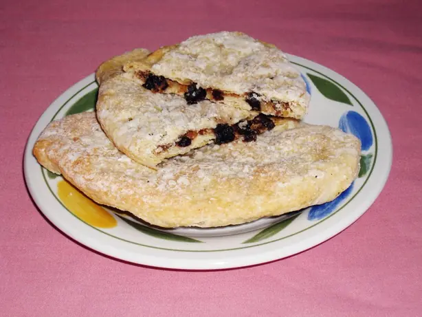 Foto von Englische Banbury Cakes mit Rosinen – fertig angerichtet