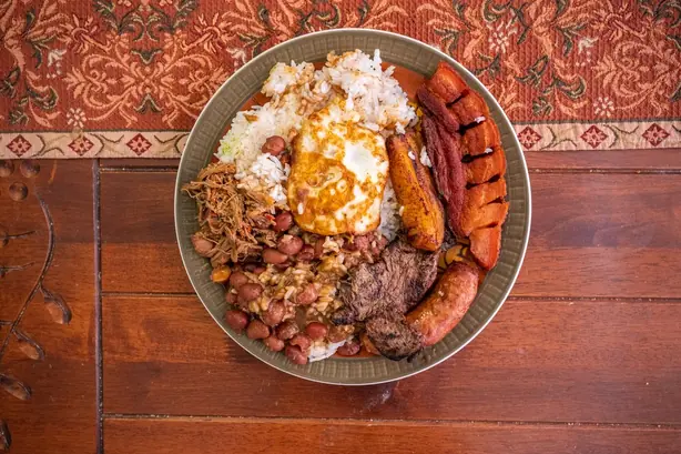 Foto von Kolumbianische Bandeja Paisa – fertig angerichtet