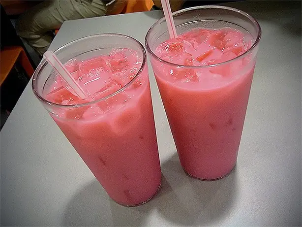 Foto von Malaysischer Bandung-Drink mit RosenSirup – fertig angerichtet