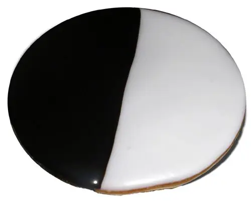 Foto von New Yorker Black-and-White Cookies – fertig angerichtet