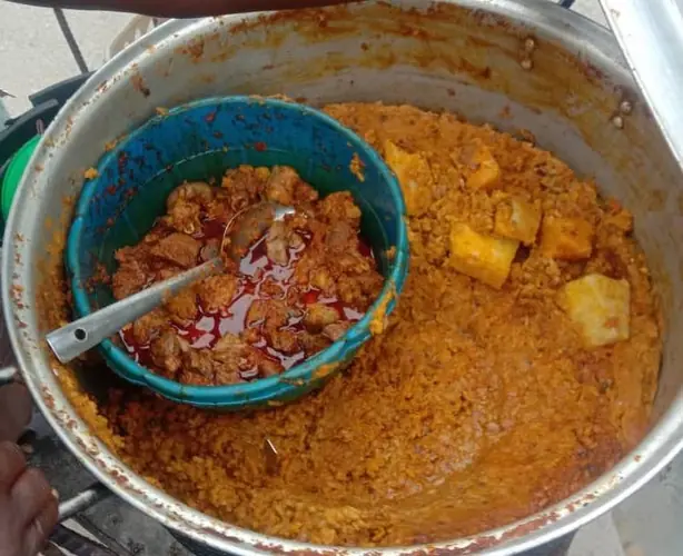 Foto von Nigerianisches Banga-Reis mit Palmfruchtsaft – fertig angerichtet