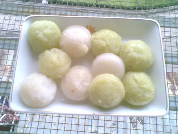 Foto von Vietnamesischer Dampfkuchen mit Kokos – fertig angerichtet