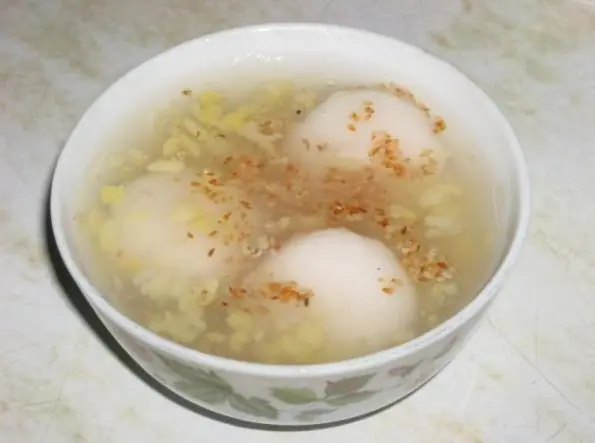 Foto von Vietnamesische Chè Trôi Nước Bällchen – fertig angerichtet