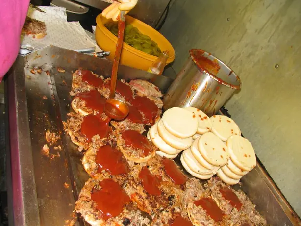 Foto von St. Louis Pulled Pork Sandwich – fertig angerichtet