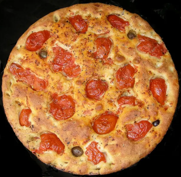 Foto von Klassische Ligurische Focaccia – fertig angerichtet