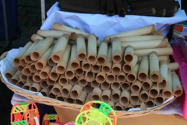 Foto von Spanische Barquillos – knusprige Eirollen – fertig angerichtet