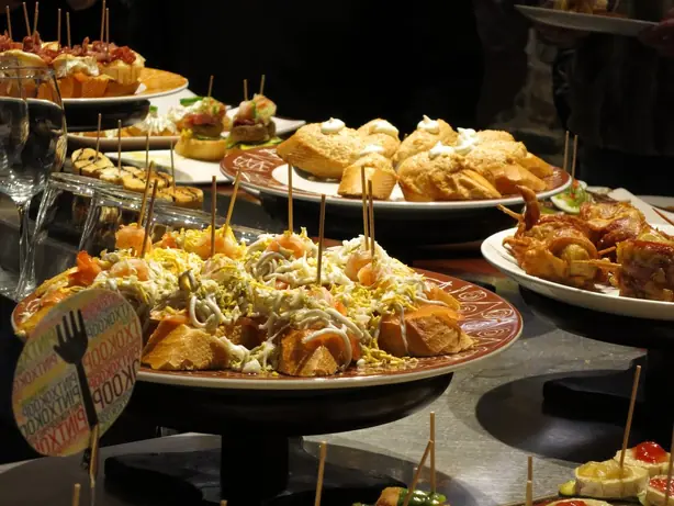 Foto von Klassische Baskische Pintxos Gilda – fertig angerichtet