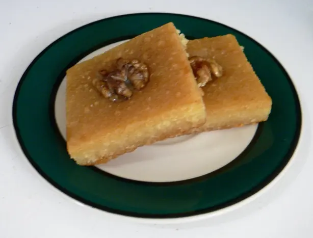 Foto von Arabische Basbousa mit Orangen-Sirup – fertig angerichtet