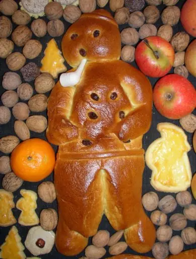 Foto von Klassischer Stutenkerl aus Hefeteig – fertig angerichtet