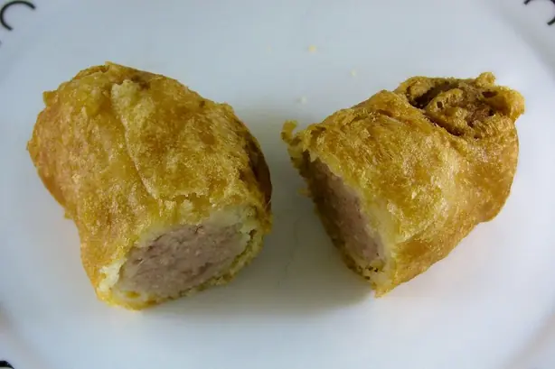 Foto von Britischer Frittiertes Würstchen – fertig angerichtet