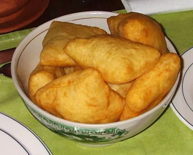 Foto von Kasachische Baursaki Teigbällchen – fertig angerichtet