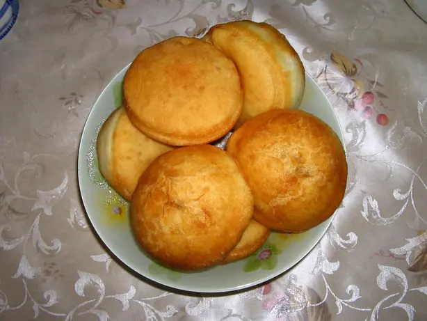 Foto von Mongolische Boortsog mit Honig – fertig angerichtet