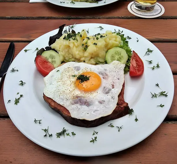 Foto von Klassischer Bayerischer Leberkäse – fertig angerichtet