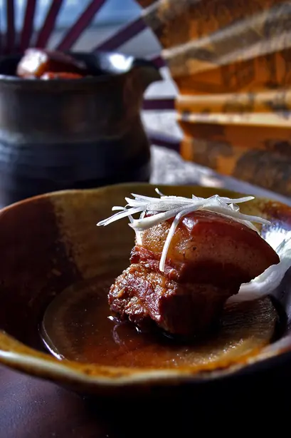 Foto von Klassisches Dongpo Pork Hangzhou-Art – fertig angerichtet