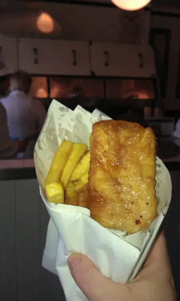 Foto von Englische Fish and Chips klassisch (2) – fertig angerichtet
