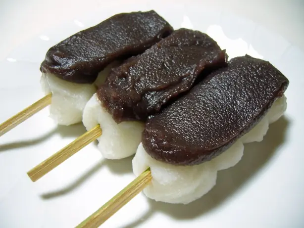 Foto von Japanische Mitarashi Dango – fertig angerichtet