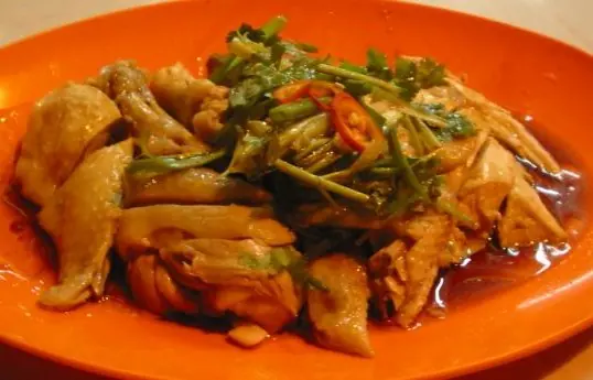 Foto von Ipoh-Hühnchen mit Sojasprossen – fertig angerichtet