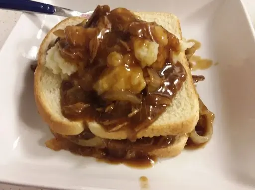 Foto von Beef Manhattan – Indiana-Style – fertig angerichtet