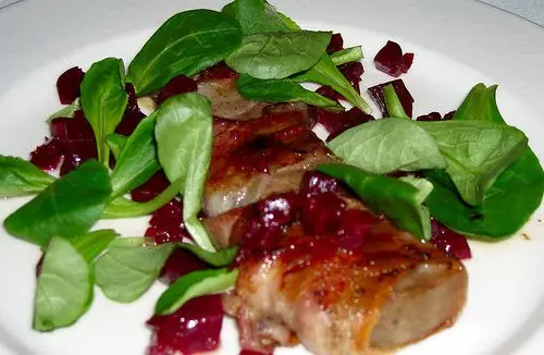 Foto von Deutsche Rinderzunge mit Kapernsoße – fertig angerichtet